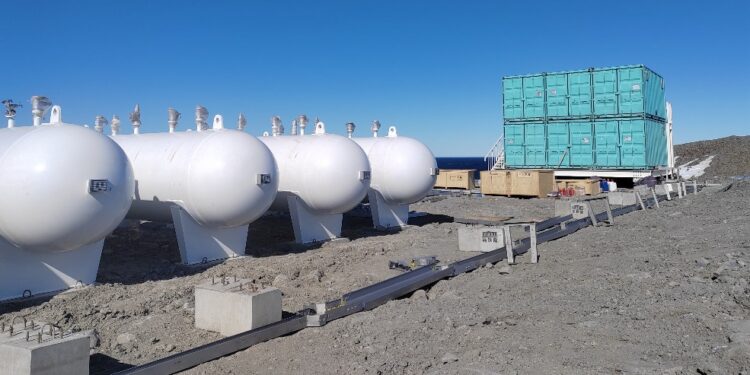 The first large-scale new energy system built in the Qinling Station of Antarctica was officially delivered and used