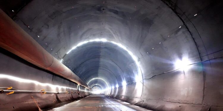 The first over 3,000-meter tunnel of Xiongxin High-speed Railway was successfully completed
