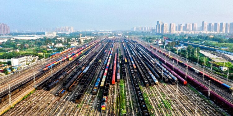 The national railways completed fixed asset investment of 68.54 billion yuan in the first two months of this year.