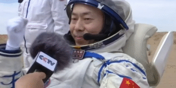Astronaut Cai Xuzhe successfully exited the cabin: the bright Chinese red is the brightest color in space