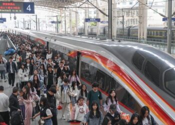 China Railway welcomes peak passenger flow during the Qingming Festival holiday