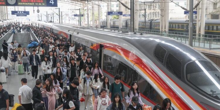 China Railway welcomes peak passenger flow during the Qingming Festival holiday