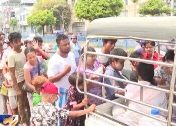 Deliver medical treatment to the victims and Chinese rescue teams were voluntary for medical treatment in the streets of Mandalay, Myanmar