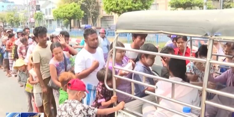 Deliver medical treatment to the victims and Chinese rescue teams were voluntary for medical treatment in the streets of Mandalay, Myanmar