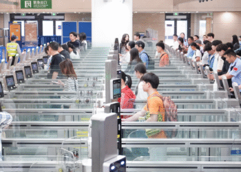 During the May Day holiday, the highest daily passenger flow at Hengqin Port will exceed 110,000 people.