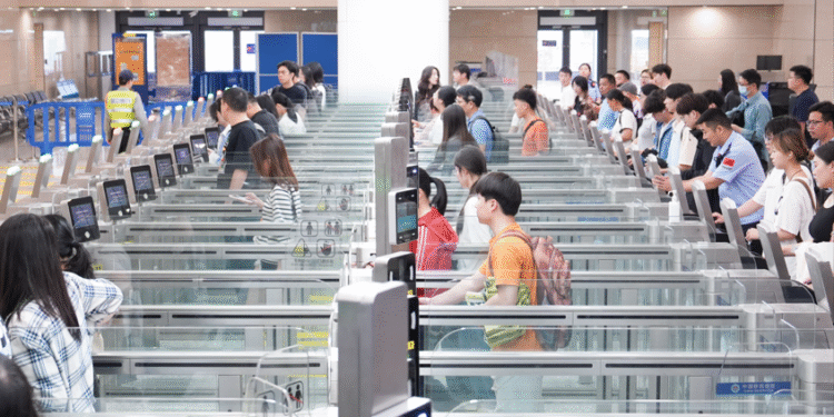 During the May Day holiday, the highest daily passenger flow at Hengqin Port will exceed 110,000 people.