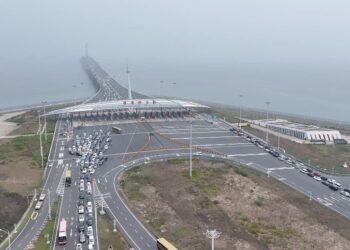 During the Qingming Festival holiday, the traffic flow of inbound vehicles at the Hong Kong-Zhuhai-Macao Bridge hits a new record