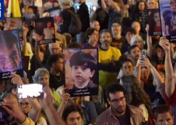 Israeli people protest to demand a ceasefire agreement