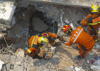 Several Chinese rescue teams carry out joint rescue operations in Myanmar