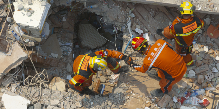 Several Chinese rescue teams carry out joint rescue operations in Myanmar