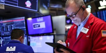 The three major U.S. stock indexes closed down on the 4th and the Nasdaq entered a bear market