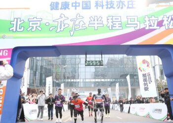 The world’s first human-machine marathon runs together will start in Yizhuang on the 13th