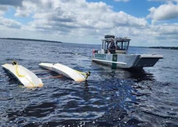 Two small plane crashes in the United States have killed and injured 2