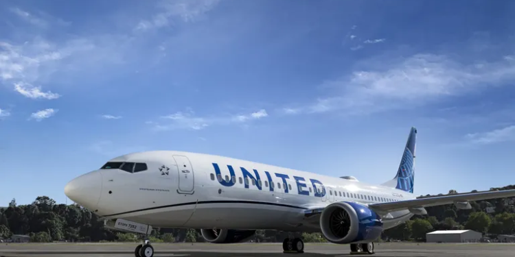 United Airlines Boeing 737 passenger plane caught fire in the air