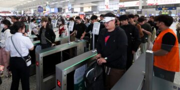 The number of traffic travelers on the first day of the May Day holiday is expected to exceed 340 million.