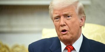 Trump says it will ban Iranian oil buyers from doing business with the United States