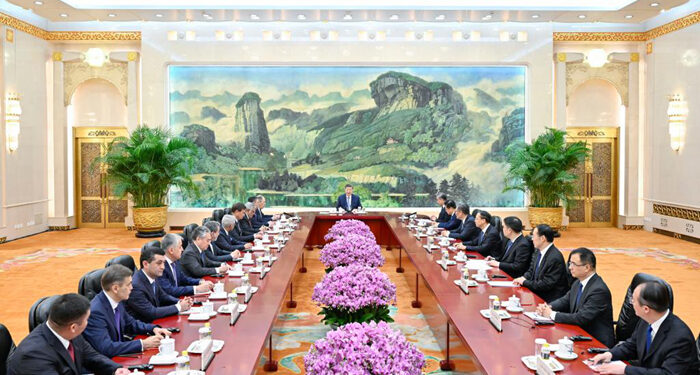 Xi Jinping meets the heads of foreign delegations participating in the meeting of the Council of Foreign Affairs of the OCS