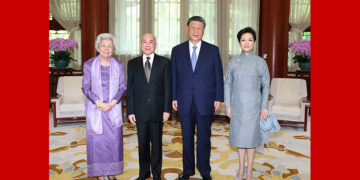Xi Jinping and his wife meet the King and Queen Mother of Cambodia