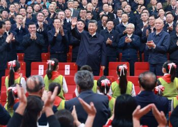 Xi Jinping attends a gala marking the 70th anniversary of the foundation of the Ouïgou autonomous region of Xinjiang