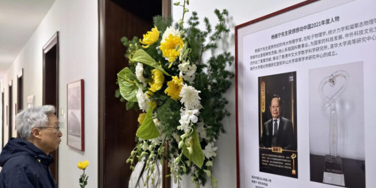 Chinese pay tribute to late Nobel laureate Chen Ning Yang