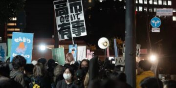 Hundreds of Japanese protesters demand that Ms. Takaichi retract her remarks about Taiwan
