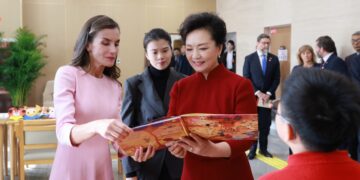Peng Liyuan and Queen Letizia of Spain visit a disability service center in Beijing