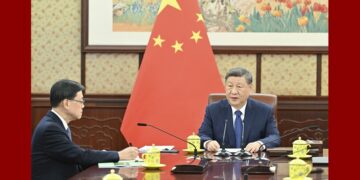 Xi Jinping listens to report from HKSAR chief executive