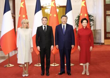 Xi Jinping meets with Emmanuel Macron