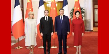 Xi Jinping meets with Emmanuel Macron