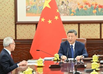 Xi Jinping listens to a report from Macao SAR Chief Executive