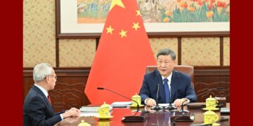 Xi Jinping listens to a report from Macao SAR Chief Executive