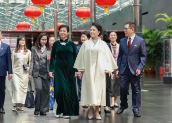 Peng Liyuan and Vietnam’s First Lady visit China National Performing Arts Center