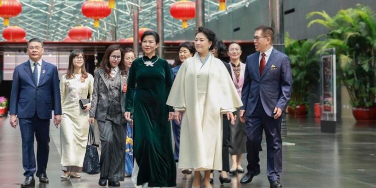 Peng Liyuan and Vietnam’s First Lady visit China National Performing Arts Center