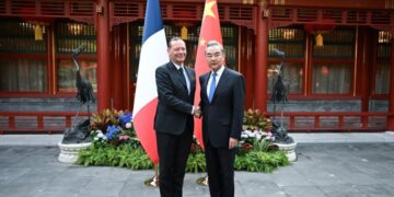China and France bear important responsibilities for maintaining international peace, stability and development
