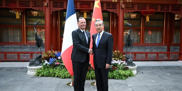 China and France bear important responsibilities for maintaining international peace, stability and development